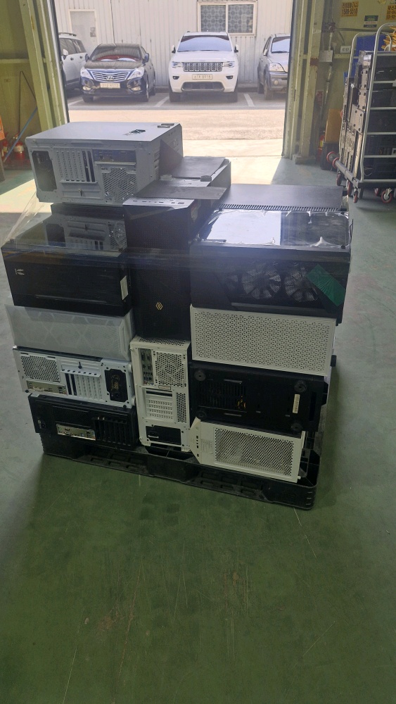 개인고객 방문매입으로 입고된 조립PC 21대 적재 현장 사진