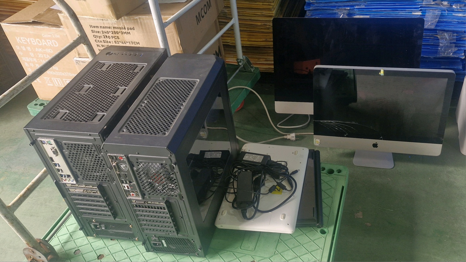 개인고객 방문 매입 현장에서 조립PC 본체, 아이맥, 노트북, 모니터를 함께 정리한 모습