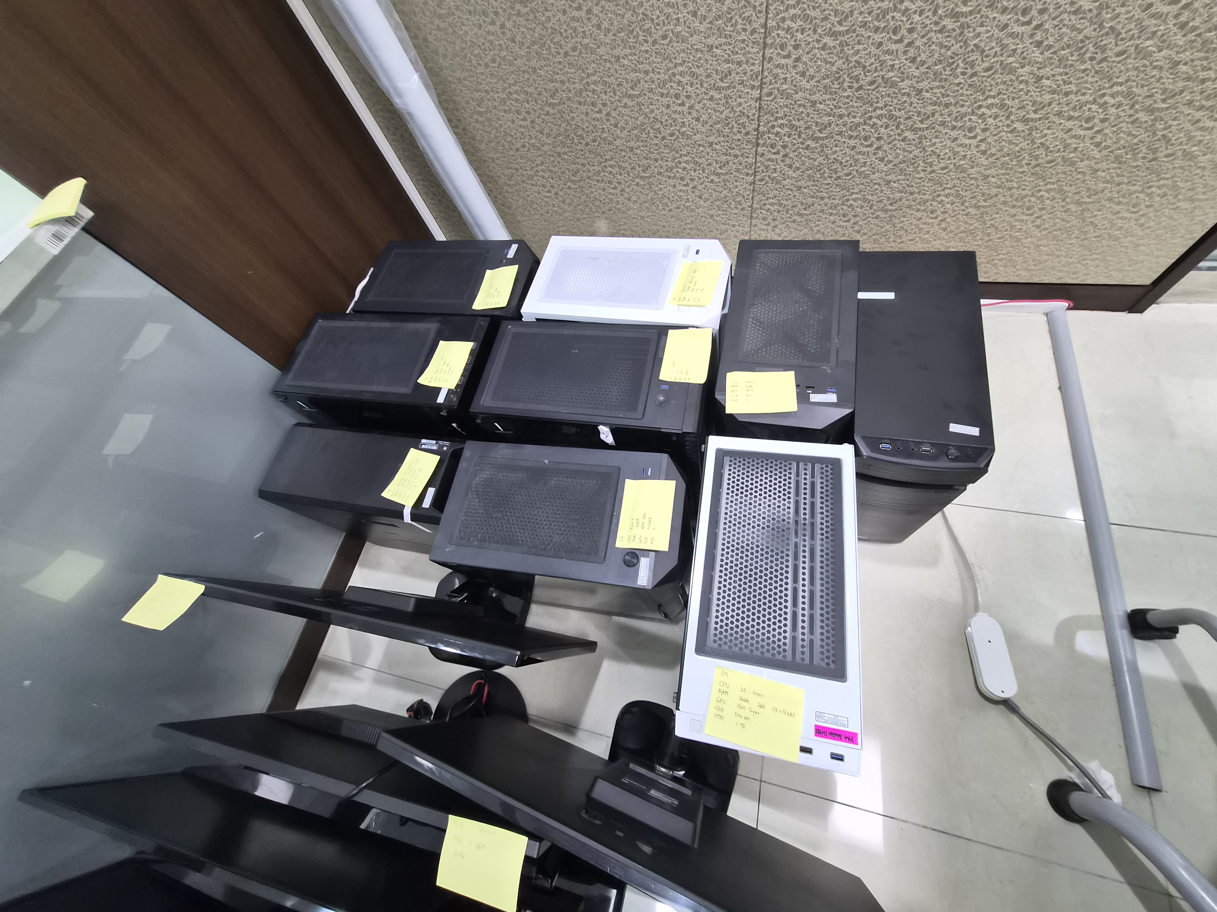 기업 사무실에서 회수한 워크스테이션과 데스크톱 컴퓨터