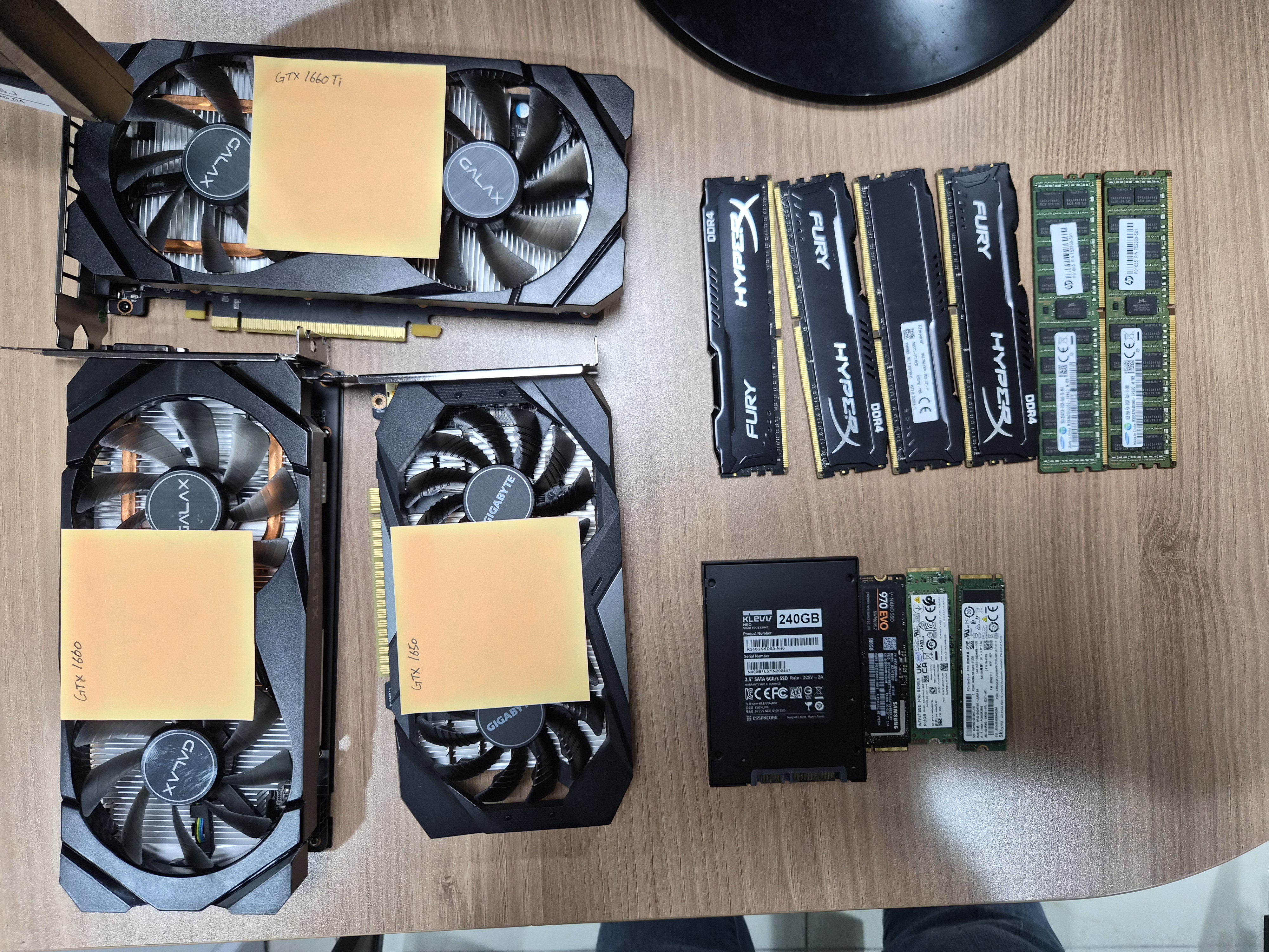 워크스테이션에서 분리한 그래픽카드 RAM SSD NVMe 부품